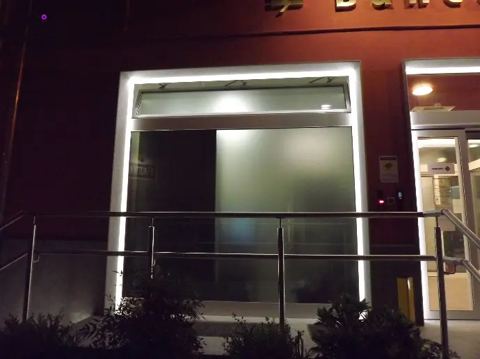 Illuminazione Esterna elegante per ingressi di banche