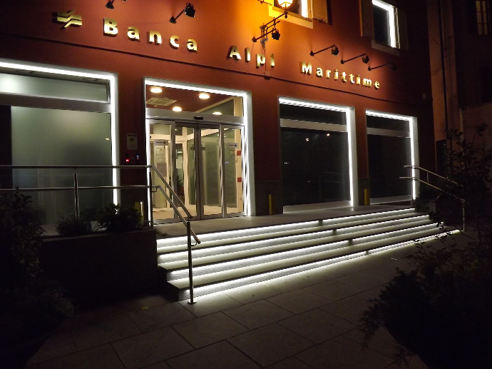 Illuminazione Esterna moderna per Banca Alpi Marittime