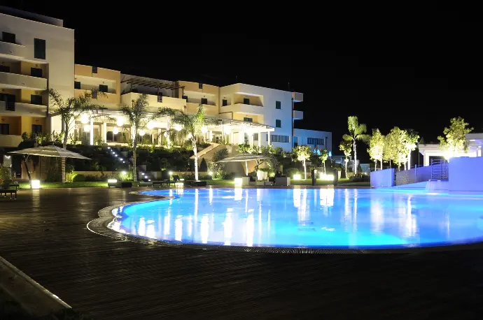 Soluzioni avanzate con Trasformatori Neon per spazi alberghieri