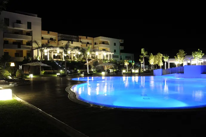 Efficienza energetica con Trasformatori Neon per l'illuminazione dell'hotel