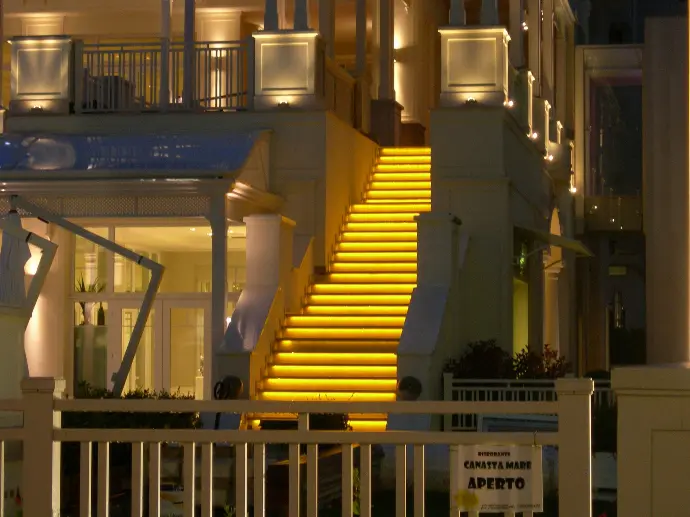 Effetto scenografico con Illuminazione Pareti Esterne a LED