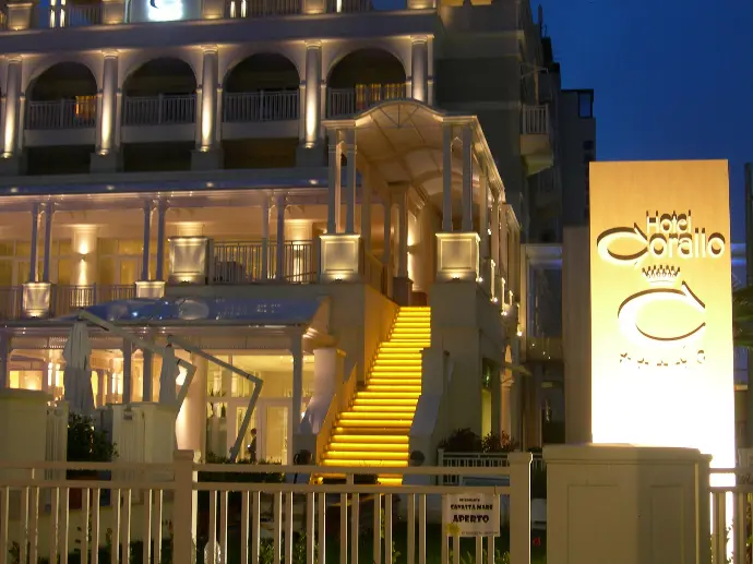Illuminazione Pareti Esterne per ambienti esterni accoglienti all'Hotel Corallo