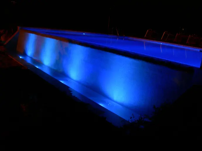 Impianto di illuminazione con trasformatori neon all'Hotel San Vito