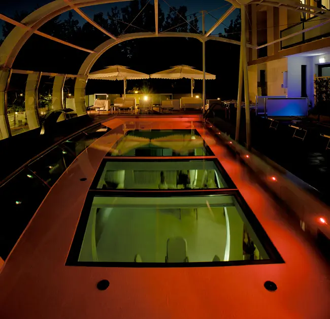 Piscina sospesa con illuminazione neon di qualità