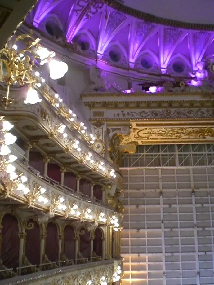 Tecniche di illuminazione personalizzata Teatro Petruzzelli