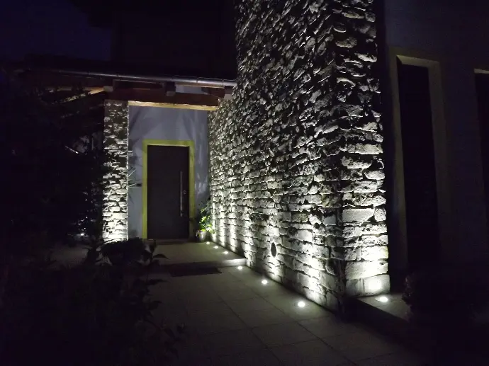 Illuminare facciata casa con luci LED moderne