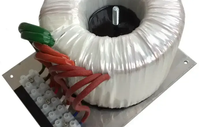 Installazione di trasformatori toroidali compatti in quadro elettrico