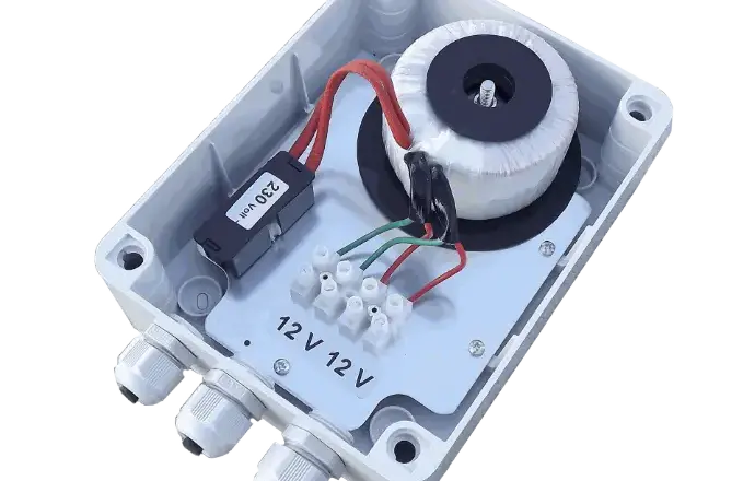 Serie di trasformatori toroidali montati in cassetta con connessioni protette