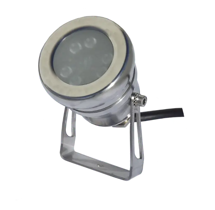 Fari LED Tector installato su parete esterna per illuminazione architettonica notturna